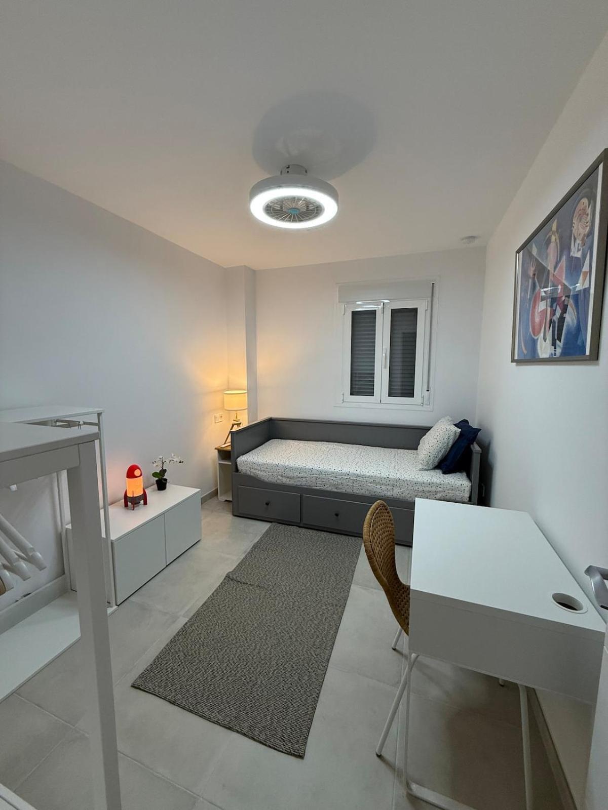 Comfortable Spacious Flat Near Station Torremolinos