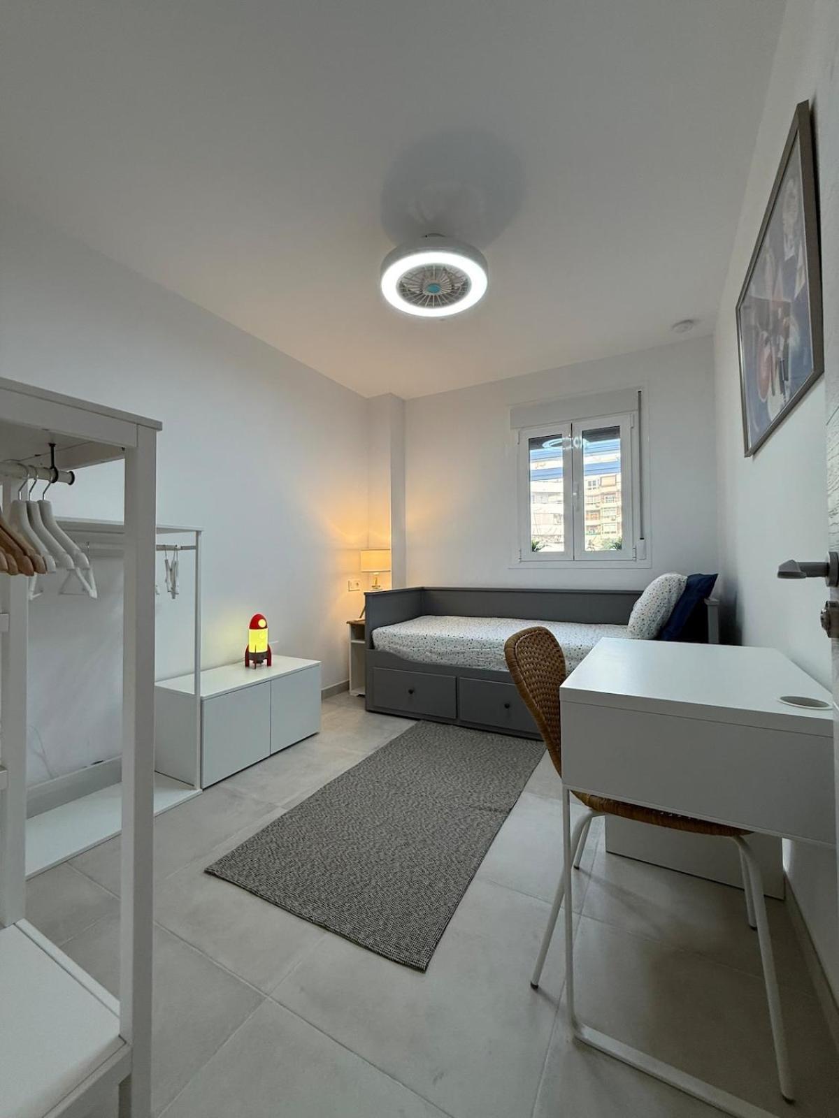 Comfortable Spacious Flat Near Station Apartment Torremolinos